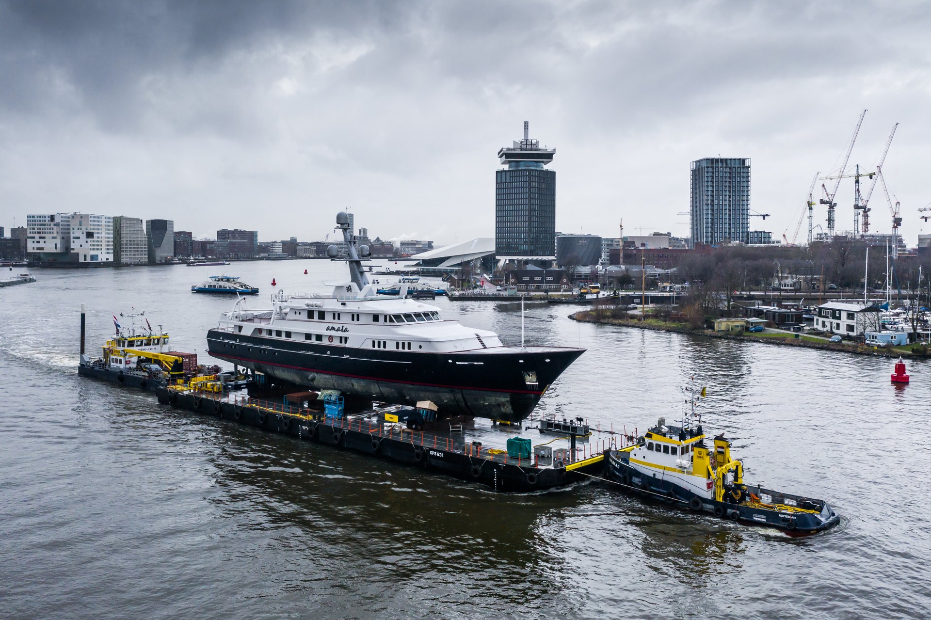 Feadship Amara on transport for refit