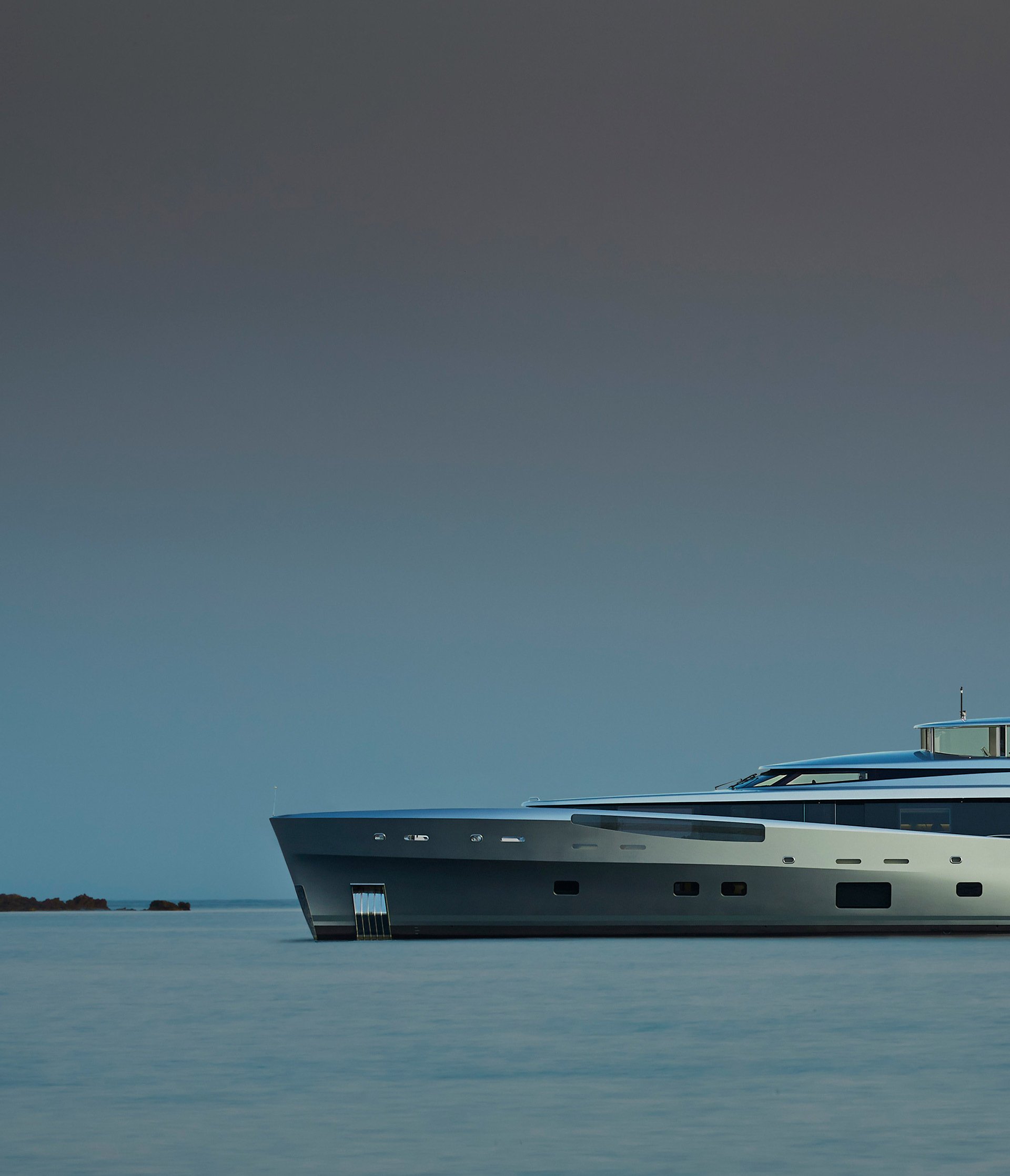 Feadship como bow night cut off