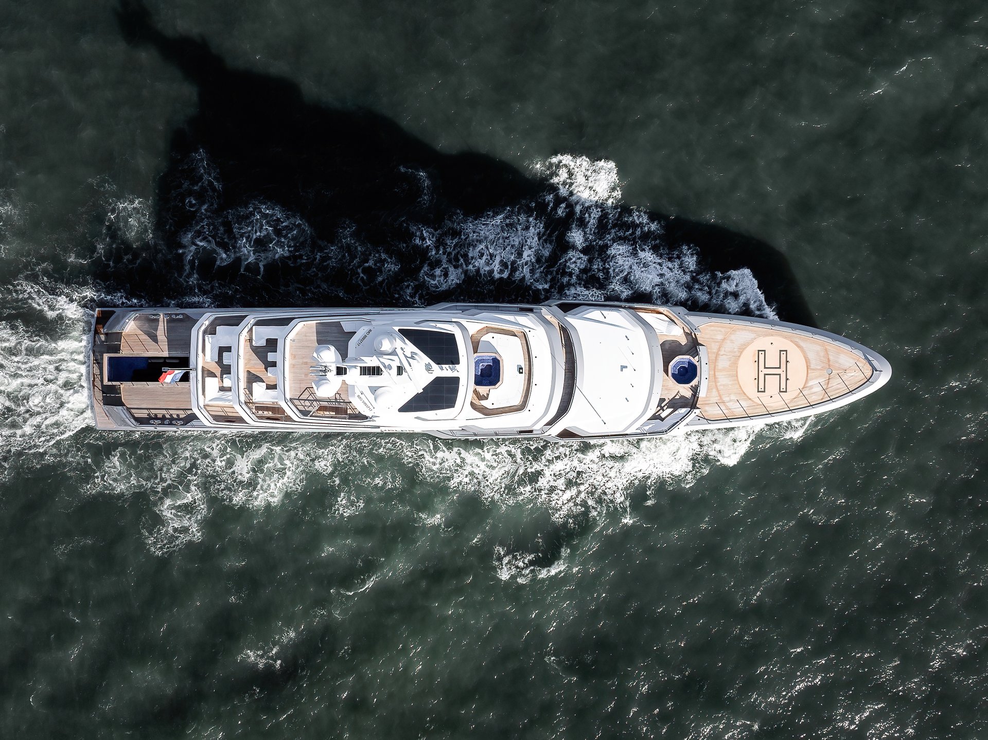 715 Valor copyright Feadship 1