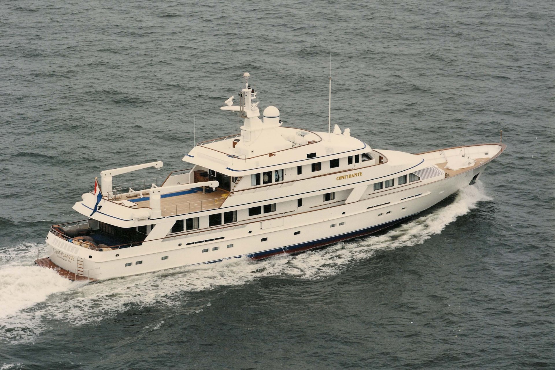 39 Confidante Exterior Confidante 1