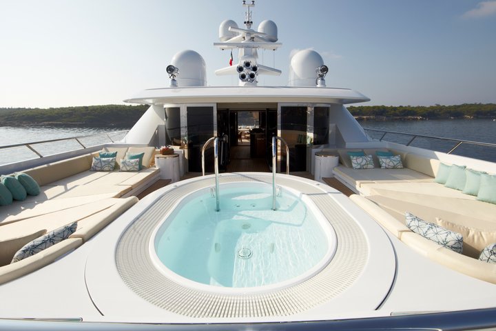 Sun deck fore jacuzzi 2